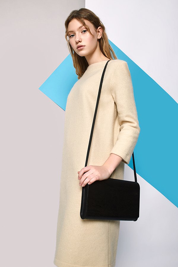 e46d50_af20917eab3c487eade31cb1a5e1aceamv2.jpg Large Glossy Wood Clutch